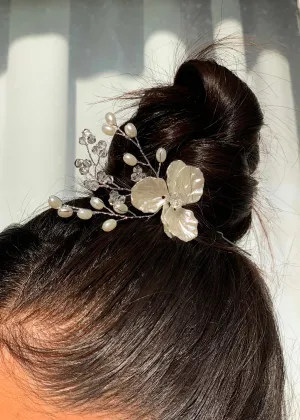 Stunning Pearl Flower Hair Pin - Gold