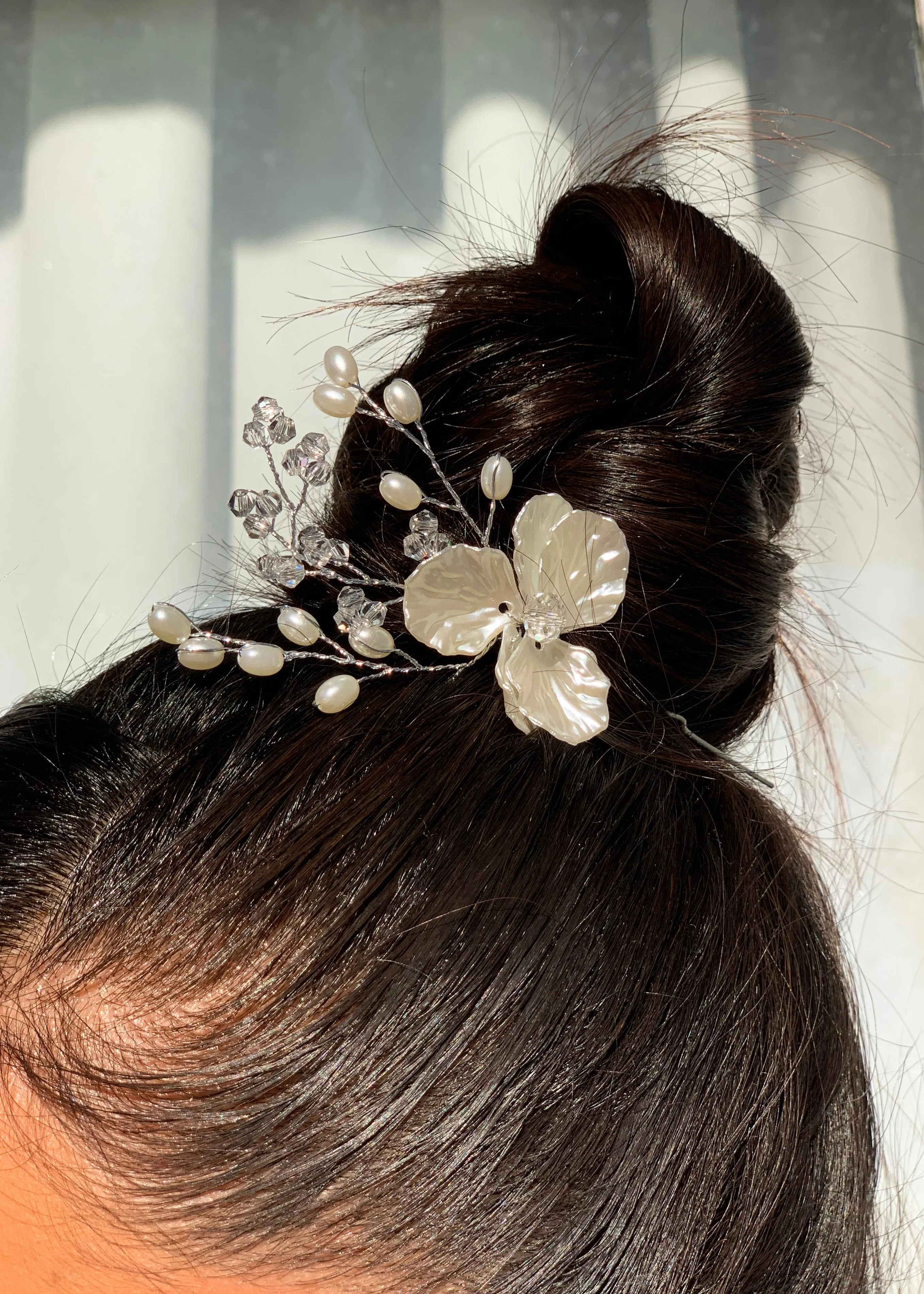 Stunning Pearl Flower Hair Pin - Gold